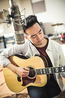 포토 JPG 남자 음악 연주 실내 한명 앉기 상반신 20대 성인 앞모습 눈감음 음악가 한국인 통기타 마이크 녹음실 청년남자한명만 성인남자한명만 국내포토 직업 1 뷰포인트 음향기기 모션 문화예술 사람 동양인 청년 내부 기타 남자한명만 성인남자만 청년남자만 파일형식 녹음_기록