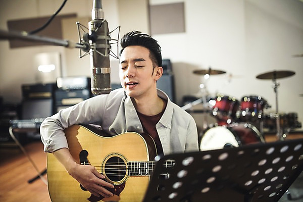 포토 JPG 남자 음악 연주 노래 실내 한명 앉기 상반신 20대 성인 앞모습 눈감음 음악가 한국인 보면대 통기타 마이크 녹음실 청년남자한명만 성인남자한명만 국내포토 직업 1 뷰포인트 음향기기 모션 문화예술 사람 동양인 청년 내부 기타 남자한명만 성인남자만 청년남자만 파일형식 녹음_기록