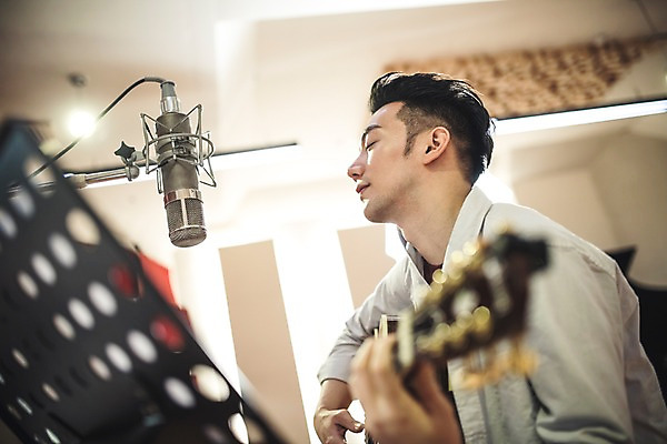 포토 JPG 남자 음악 연주 노래 실내 한명 앉기 상반신 20대 성인 옆모습 아웃포커스 눈감음 음악가 한국인 보면대 통기타 마이크 녹음실 청년남자한명만 성인남자한명만 국내포토 직업 1 뷰포인트 음향기기 모션 문화예술 촬영기법 사람 동양인 청년 내부 기타 남자한명만 성인남자만 청년남자만 파일형식 녹음_기록