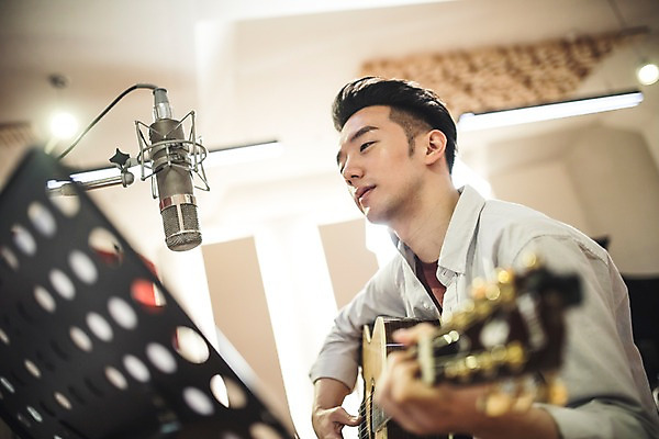 포토 JPG 남자 음악 연주 노래 실내 한명 앉기 상반신 20대 성인 옆모습 아웃포커스 음악가 한국인 보면대 통기타 마이크 녹음실 청년남자한명만 성인남자한명만 국내포토 직업 1 뷰포인트 음향기기 모션 문화예술 촬영기법 사람 동양인 청년 내부 기타 남자한명만 성인남자만 청년남자만 파일형식 녹음_기록