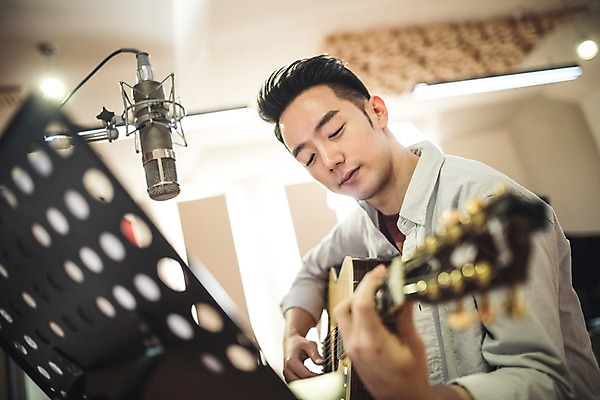 포토 JPG 남자 음악 연주 실내 한명 앉기 상반신 20대 성인 옆모습 아웃포커스 음악가 한국인 보면대 통기타 마이크 녹음실 청년남자한명만 성인남자한명만 국내포토 직업 1 뷰포인트 음향기기 모션 문화예술 촬영기법 사람 동양인 청년 내부 기타 남자한명만 성인남자만 청년남자만 파일형식 녹음_기록