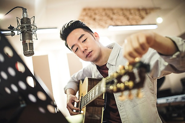 포토 JPG 남자 음악 실내 한명 앉기 상반신 20대 성인 옆모습 아웃포커스 음악가 한국인 보면대 통기타 마이크 준비 녹음실 조율 청년남자한명만 성인남자한명만 국내포토 직업 1 뷰포인트 음향기기 모션 문화예술 촬영기법 사람 동양인 청년 내부 기타 남자한명만 성인남자만 청년남자만 파일형식 녹음_기록