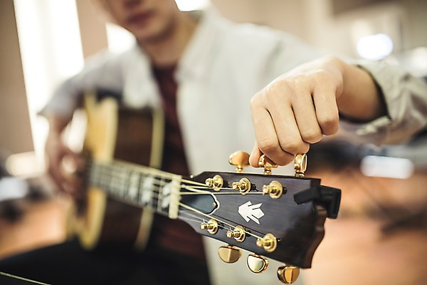 포토 JPG 손 남자 음악 실내 한명 앉기 상반신 20대 성인 옆모습 아웃포커스 음악가 한국인 통기타 준비 녹음실 조율 국내포토 직업 1 뷰포인트 모션 문화예술 촬영기법 사람 동양인 청년 내부 신체부위 기타 파일형식 녹음_기록