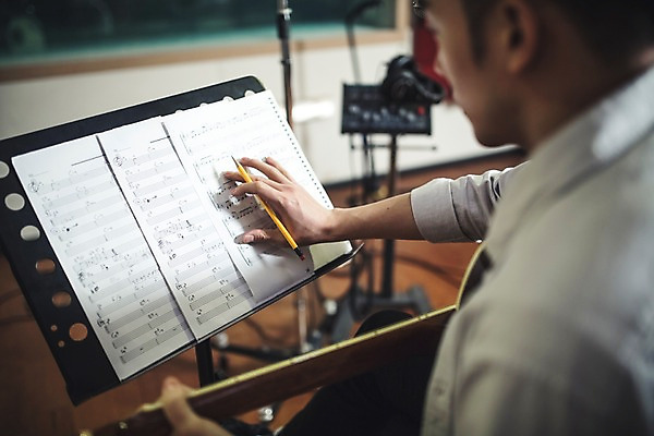 포토 JPG 남자 종이 음악 실내 한명 상반신 20대 성인 옆모습 연필 음악가 한국인 잡기 보면대 통기타 악보 녹음실 국내포토 직업 1 뷰포인트 모션 문화예술 학용품 사람 동양인 청년 내부 필기구 기타 파일형식 녹음_기록