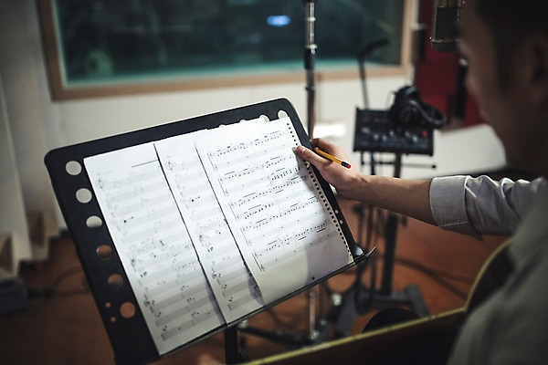 포토 JPG 남자 종이 음악 실내 한명 상반신 20대 성인 옆모습 연필 음악가 한국인 잡기 보면대 통기타 악보 녹음실 국내포토 직업 1 뷰포인트 모션 문화예술 학용품 사람 동양인 청년 내부 필기구 기타 파일형식 녹음_기록