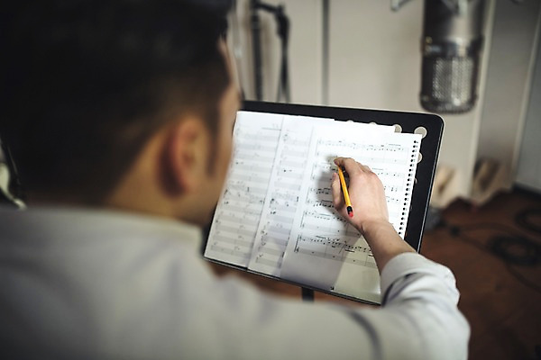 포토 JPG 남자 종이 음악 실내 한명 상반신 20대 성인 뒷모습 연필 음악가 한국인 기록 잡기 보면대 악보 녹음실 국내포토 직업 1 뷰포인트 모션 문화예술 학용품 사람 동양인 청년 내부 필기구 파일형식 녹음_기록