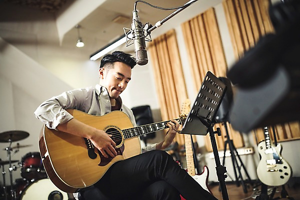 포토 JPG 남자 음악 연주 실내 한명 앉기 상반신 20대 성인 음악가 한국인 다리꼬기 보면대 통기타 마이크 녹음실 청년남자한명만 성인남자한명만 국내포토 직업 1 음향기기 모션 문화예술 사람 동양인 청년 내부 기타 남자한명만 성인남자만 청년남자만 파일형식 녹음_기록