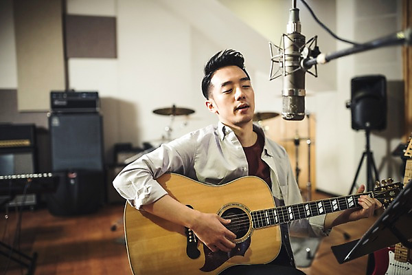 포토 JPG 남자 음악 연주 노래 실내 한명 앉기 상반신 20대 성인 앞모습 음악가 한국인 보면대 통기타 마이크 녹음실 청년남자한명만 성인남자한명만 국내포토 직업 1 뷰포인트 음향기기 모션 문화예술 사람 동양인 청년 내부 기타 남자한명만 성인남자만 청년남자만 파일형식 녹음_기록