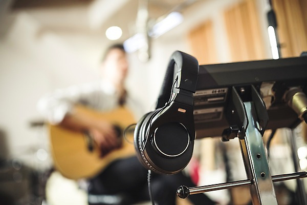 포토 JPG 남자 음악 연주 실내 한명 상반신 20대 성인 아웃포커스 헤드폰 기계 음악가 장비 한국인 통기타 녹음실 녹음장비 국내포토 직업 1 음향기기 문화예술 촬영기법 사람 동양인 청년 내부 기타 파일형식 녹음_기록