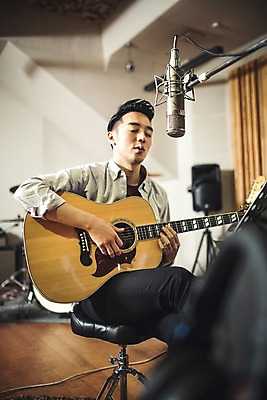 포토 JPG 남자 음악 연주 노래 실내 한명 앉기 상반신 20대 성인 앞모습 눈감음 음악가 한국인 다리꼬기 보면대 통기타 마이크 녹음실 청년남자한명만 성인남자한명만 국내포토 직업 1 뷰포인트 음향기기 모션 문화예술 사람 동양인 청년 내부 기타 남자한명만 성인남자만 청년남자만 파일형식 녹음_기록