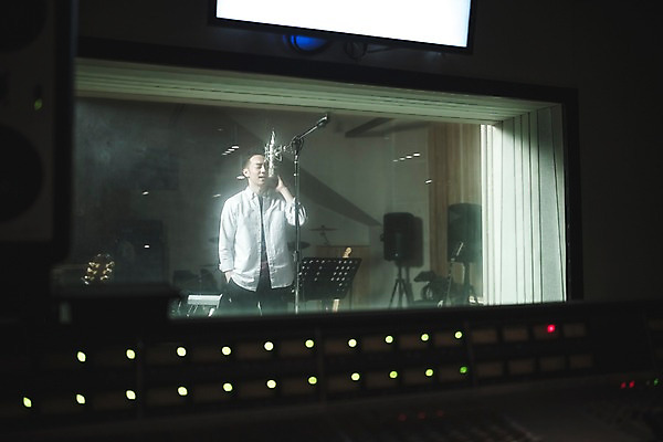 포토 JPG 남자 음악 노래 실내 한명 서기 상반신 20대 성인 앞모습 음악가 한국인 녹음 마이크 녹음실 청년남자한명만 성인남자한명만 국내포토 직업 1 뷰포인트 음향기기 모션 문화예술 사람 동양인 청년 내부 기록 남자한명만 성인남자만 청년남자만 파일형식 녹음_기록