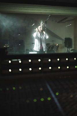 포토 JPG 남자 음악 노래 실내 한명 서기 상반신 20대 성인 앞모습 헤드폰 음악가 한국인 녹음 마이크 녹음실 청년남자한명만 성인남자한명만 국내포토 직업 1 뷰포인트 음향기기 모션 문화예술 사람 동양인 청년 내부 기록 남자한명만 성인남자만 청년남자만 파일형식 녹음_기록