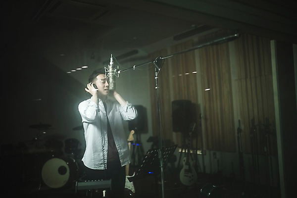 포토 JPG 남자 음악 노래 실내 한명 서기 상반신 20대 성인 앞모습 헤드폰 음악가 한국인 녹음 마이크 녹음실 청년남자한명만 성인남자한명만 국내포토 직업 1 뷰포인트 음향기기 모션 문화예술 사람 동양인 청년 내부 기록 남자한명만 성인남자만 청년남자만 파일형식 녹음_기록