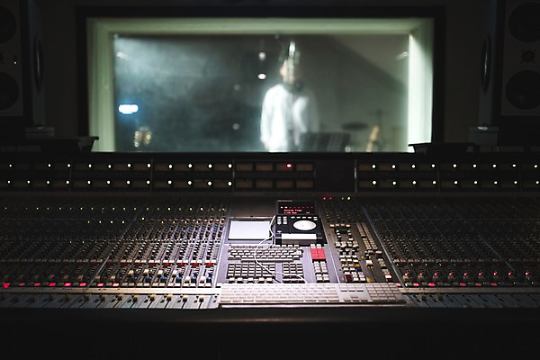 포토 JPG 남자 음악 노래 실내 한명 서기 상반신 20대 성인 앞모습 아웃포커스 음악가 한국인 녹음 마이크 녹음실 녹음장비 국내포토 직업 1 뷰포인트 음향기기 모션 문화예술 촬영기법 사람 동양인 청년 내부 기록 파일형식 녹음_기록