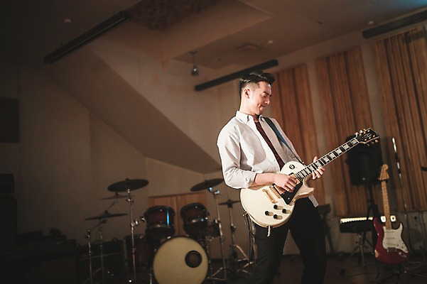 포토 JPG 남자 음악 연주 실내 한명 서기 상반신 20대 성인 눈감음 음악가 한국인 일렉기타 녹음실 청년남자한명만 성인남자한명만 국내포토 직업 1 모션 문화예술 사람 동양인 청년 내부 기타 남자한명만 성인남자만 청년남자만 파일형식 녹음_기록