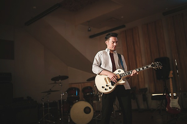 포토 JPG 남자 음악 연주 실내 한명 서기 상반신 20대 성인 앞모습 음악가 한국인 찡그림 일렉기타 녹음실 청년남자한명만 성인남자한명만 국내포토 직업 1 뷰포인트 모션 문화예술 표정 사람 동양인 청년 내부 기타 남자한명만 성인남자만 청년남자만 파일형식 녹음_기록