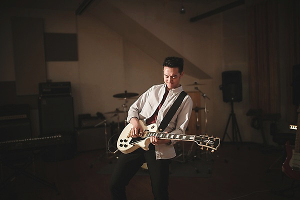 포토 JPG 남자 음악 연주 실내 한명 서기 상반신 20대 성인 앞모습 음악가 한국인 찡그림 일렉기타 녹음실 청년남자한명만 성인남자한명만 국내포토 직업 1 뷰포인트 모션 문화예술 표정 사람 동양인 청년 내부 기타 남자한명만 성인남자만 청년남자만 파일형식 녹음_기록