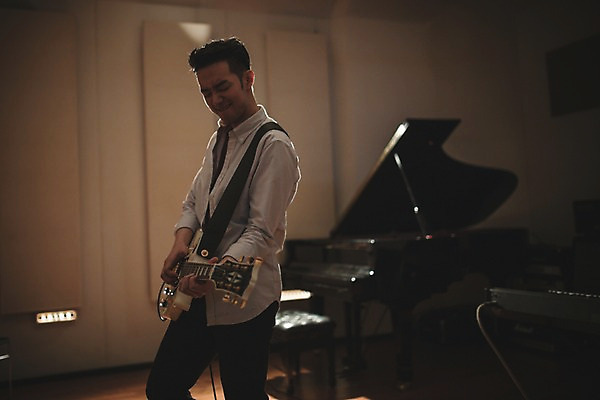 포토 JPG 남자 음악 연주 실내 한명 서기 상반신 20대 성인 옆모습 눈감음 음악가 한국인 찡그림 일렉기타 녹음실 청년남자한명만 성인남자한명만 국내포토 직업 1 뷰포인트 모션 문화예술 표정 사람 동양인 청년 내부 기타 남자한명만 성인남자만 청년남자만 파일형식 녹음_기록