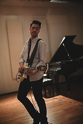 포토 JPG 남자 음악 연주 실내 한명 서기 상반신 20대 성인 옆모습 음악가 한국인 일렉기타 녹음실 청년남자한명만 성인남자한명만 국내포토 직업 1 뷰포인트 모션 문화예술 사람 동양인 청년 내부 기타 남자한명만 성인남자만 청년남자만 파일형식 녹음_기록