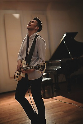 포토 JPG 남자 음악 연주 실내 한명 서기 상반신 20대 성인 옆모습 눈감음 음악가 한국인 일렉기타 고개들기 녹음실 청년남자한명만 성인남자한명만 국내포토 직업 1 뷰포인트 모션 문화예술 사람 동양인 청년 내부 기타 남자한명만 성인남자만 청년남자만 파일형식 녹음_기록