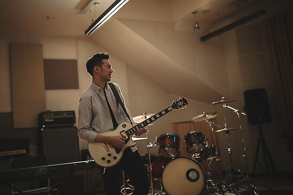 포토 JPG 남자 음악 연주 실내 한명 서기 상반신 20대 성인 앞모습 눈감음 음악가 한국인 찡그림 일렉기타 녹음실 청년남자한명만 성인남자한명만 국내포토 직업 1 뷰포인트 모션 문화예술 표정 사람 동양인 청년 내부 기타 남자한명만 성인남자만 청년남자만 파일형식 녹음_기록