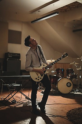 포토 JPG 전신 남자 음악 연주 실내 한명 서기 20대 성인 앞모습 음악가 한국인 찡그림 일렉기타 고개들기 녹음실 청년남자한명만 성인남자한명만 국내포토 직업 1 뷰포인트 모션 문화예술 표정 사람 동양인 청년 내부 기타 남자한명만 성인남자만 청년남자만 파일형식 녹음_기록