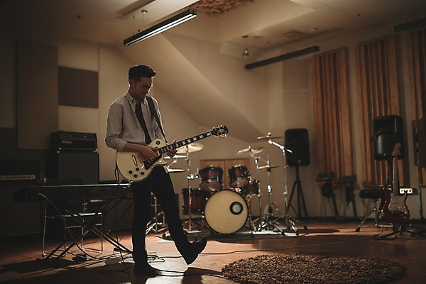 포토 JPG 전신 남자 음악 연주 실내 한명 서기 20대 성인 앞모습 음악가 한국인 일렉기타 녹음실 청년남자한명만 성인남자한명만 국내포토 직업 1 뷰포인트 모션 문화예술 사람 동양인 청년 내부 기타 남자한명만 성인남자만 청년남자만 파일형식 녹음_기록