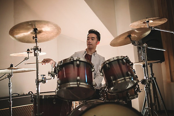 포토 JPG 남자 음악 연주 실내 한명 앉기 상반신 20대 성인 앞모습 음악가 한국인 잡기 드럼 녹음실 드럼스틱 청년남자한명만 성인남자한명만 국내포토 직업 1 뷰포인트 모션 문화예술 타악기 사람 동양인 청년 내부 남자한명만 성인남자만 청년남자만 파일형식 녹음_기록