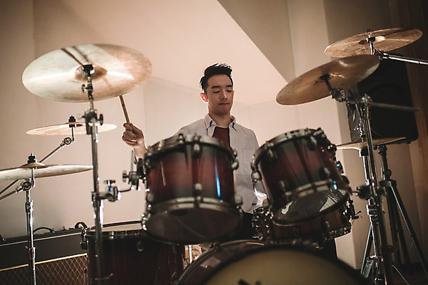 포토 JPG 남자 음악 연주 실내 한명 앉기 상반신 20대 성인 앞모습 음악가 한국인 잡기 드럼 녹음실 드럼스틱 청년남자한명만 성인남자한명만 국내포토 직업 1 뷰포인트 모션 문화예술 타악기 사람 동양인 청년 내부 남자한명만 성인남자만 청년남자만 파일형식 녹음_기록