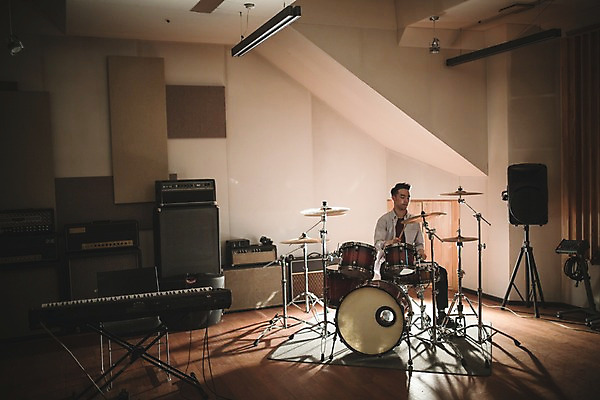 포토 JPG 전신 남자 음악 연주 실내 한명 앉기 20대 성인 앞모습 음악가 한국인 잡기 드럼 녹음실 드럼스틱 청년남자한명만 성인남자한명만 국내포토 직업 1 뷰포인트 모션 문화예술 타악기 사람 동양인 청년 내부 남자한명만 성인남자만 청년남자만 파일형식 녹음_기록