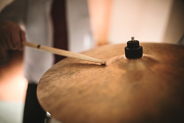 포토 JPG 손 남자 음악 연주 실내 한명 상반신 20대 성인 아웃포커스 음악가 잡기 드럼 심벌즈 녹음실 드럼스틱 국내포토 직업 1 모션 문화예술 타악기 촬영기법 사람 청년 내부 신체부위 파일형식 녹음_기록