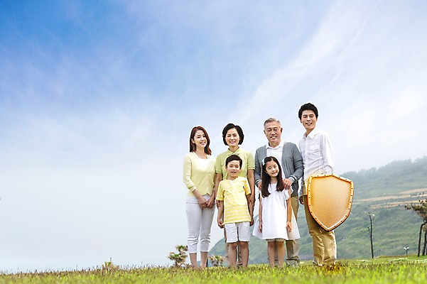JPG 주간 구름 편집 편집이미지 여자 노년 남자 어린이 가족 자연 하늘 잔디 여러명 성인 야외 평화 한국인 보호 디지털합성 합성 방패 영웅 디지털아트 편집실사 자연요소 식물 다수 컨셉 관계 사람 동양인 CG 생태계 파일형식
