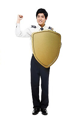 JPG 편집 편집이미지 남자 한명 성인 평화 파이팅 한국인 경찰 보호 디지털합성 합성 방패 영웅 디지털아트 편집실사 직업 1 컨셉 모션 사람 동양인 CG 파일형식