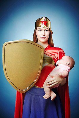 JPG 외국인 편집 편집이미지 여자 한명 성인 평화 보호 디지털합성 합성 방패 영웅 슈퍼맘 아기인형 디지털아트 편집실사 1 인형 컨셉 사람 인종 CG 주부 파일형식