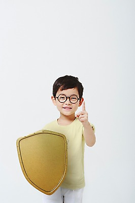 JPG 편집 편집이미지 교육 남자 어린이 한명 평화 한국인 검지손가락 보호 디지털합성 합성 방패 영웅 디지털아트 안경낌 편집실사 1 안경 컨셉 손가락 사람 동양인 CG 파일형식