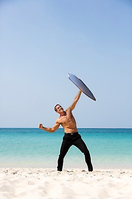 JPG 주간 외국인 편집 편집이미지 남자 바다 한명 성인 해변 야외 평화 보호 디지털합성 합성 방패 영웅 노출 디지털아트 편집실사 자연요소 1 컨셉 사람 인종 CG 파일형식