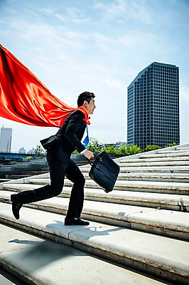 JPG 주간 구름 편집 편집이미지 남자 서류가방 하늘 한명 정장 빌딩 성인 야외 달리기 평화 계단 한국인 비즈니스맨 보호 망토 디지털합성 합성 영웅 디지털아트 편집실사 자연요소 1 옷 컨셉 가방 비즈니스 모션 사람 동양인 건물 직장인 CG 파일형식