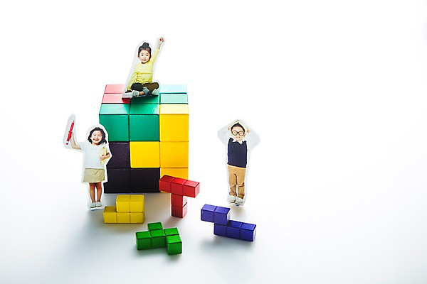포토 JPG 스튜디오촬영 여자 교육 남자 어린이 세명 장난감 블록 한국인 큐브 오브젝트 교구 교육용품 유아교구 에듀 에듀케이션 완구용품 나무블록 교보재 국내포토 문구용품 실내 사람 동양인 목재 유아교재 파일형식