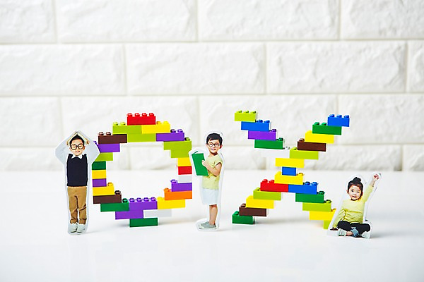 포토 JPG 스튜디오촬영 여자 교육 남자 어린이 세명 장난감 블록 한국인 금지 퀴즈 X 오브젝트 아니오 교구 교육용품 O 유아교구 에듀 에듀케이션 완구용품 교보재 국내포토 알파벳 문구용품 실내 사람 동양인 유아교재 파일형식