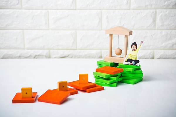 포토 JPG 스튜디오촬영 여자 교육 어린이 벽 한명 장난감 블록 한국인 오브젝트 교구 교육용품 유아교구 에듀 에듀케이션 완구용품 나무블록 교보재 국내포토 1 문구용품 실내 사람 동양인 목재 유아교재 파일형식