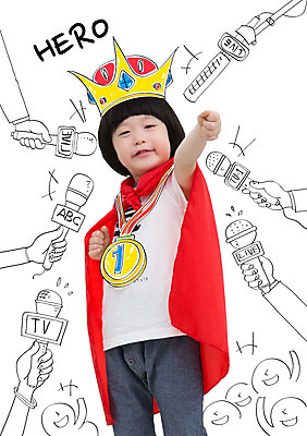 편집 손 어린이 포토일러 왕관 한명 소년 상반신 주먹 한국인 우승 망토 메달 마이크 슈퍼맨 영웅 인터뷰 슈퍼히어로 이미지편집 AI파일 편집이미지 1 남자 음향기기 모션 사람 동양인 신체부위 최고 상_상패 파일형식 벡터