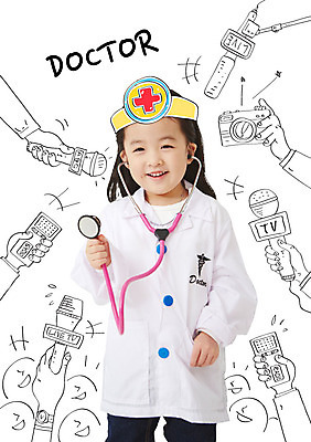 편집 손 어린이 십자가 청진기 포토일러 한명 웃음 들기 소녀 상반신 카메라 한국인 의사 의사가운 마이크 장래희망 인터뷰 녹음기 이미지편집 AI파일 편집이미지 1 여자 음향기기 의료기기 모션 표정 사람 동양인 신체부위 전자제품 의료진 가운 파일형식 벡터 녹음_기록