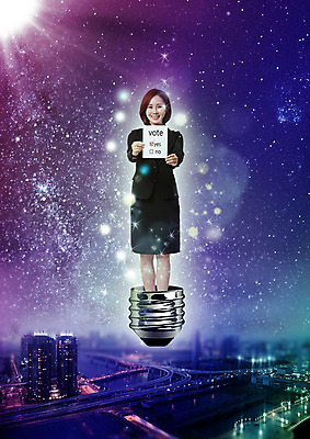 PSD 편집 편집이미지 여자 별 전구 하늘 한명 서기 들기 정장 빌딩 성인 30대 한국인 도시 비즈니스우먼 야간 투표 선거 체크표시 투표용지 이미지편집 자연요소 1 옷 비즈니스 모션 사람 동양인 건물 장년 직장인 민주주의 확인 파일형식