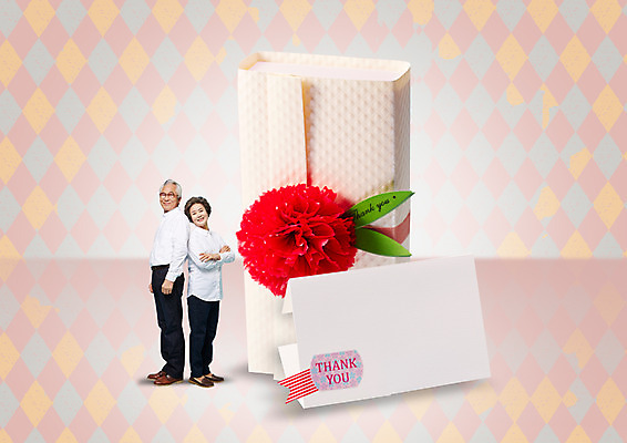 전신 PSD 편집 편집이미지 여자 노년 남자 가족 서기 웃음 두명 옆모습 선물상자 팔짱 노부부 한국인 등맞대기 60대 어버이날 편지 감사 가정의달 이미지편집 부부 기념일 감정 뷰포인트 관계 모션 표정 선물 사람 동양인 성인 상자 5월 파일형식