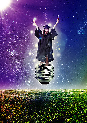 PSD 편집 편집이미지 여자 교육 별 대학생 학사모 전구 졸업 한명 서기 웃음 초원 20대 성인 빛 만세 한국인 졸업가운 야간 졸업장 대학교육 이미지편집 자연요소 모자_잡화 1 학생 모션 표정 사람 동양인 청년 가운 파일형식