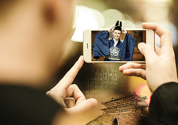 PSD 서양인 편집 편집이미지 모자 건축물 교육 남자 상반신 20대 성인 한글 두명 스마트폰 한복 숭례문 익선관 이미지편집 외국인 문자 한국전통 잡화 건축 한국 사람 청년 핸드폰 스마트기기 전통의상 랜드마크 파일형식