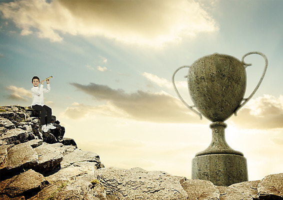 전신 PSD 구름 편집 편집이미지 어린이교육 교육 하늘 한명 앉기 소년 노을 일안경 바위 관찰 일본인 트로피 이미지편집 자연요소 외국인 1 남자 어린이 모션 사람 동양인 망원경 돌_바위 상_우승 파일형식