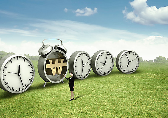 전신 PSD 서양인 구름 편집 편집이미지 여자 시계 비즈니스 하늘 한명 서기 정장 잔디 20대 성인 옆모습 금융 자명종 가리킴 비즈니스우먼 원화 화폐기호 이미지편집 자연요소 외국인 식물 1 기호 옷 뷰포인트 돈 모션 사람 손짓 청년 경제 알람 직장인 화폐 파일형식