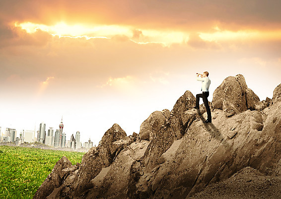 전신 PSD 서양인 편집 편집이미지 남자 비즈니스 바위산 한명 서기 빌딩 성인 옆모습 햇빛 일몰 일안경 바위 관찰 비즈니스맨 이미지편집 외국인 1 뷰포인트 모션 사람 건물 태양 노을 망원경 돌_바위 직장인 돌산 파일형식