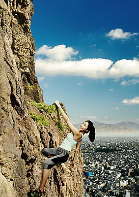 전신 PSD 구름 편집 편집이미지 여자 하늘 산 매달리기 한명 20대 성인 옆모습 운동복 민소매 운동 한국인 도시 익스트림스포츠 암벽등반 이미지편집 자연요소 1 옷 스포츠 뷰포인트 상의 모션 건강 사람 동양인 청년 등산 파일형식